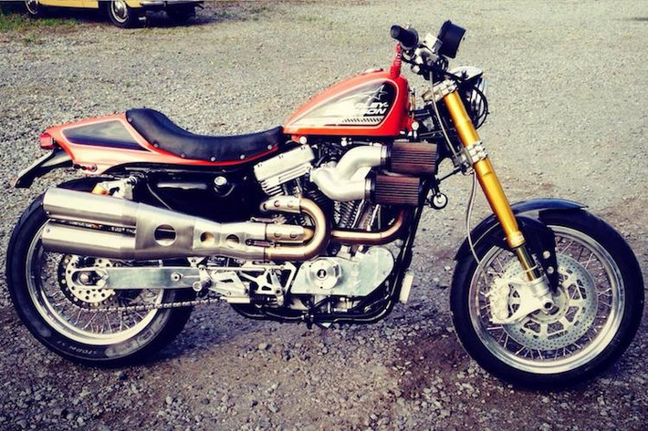 Mặc dù vậy, trong mắt của Jörgen Karlsson - một dân chơi Harley-Davidson tại Thụy Điển, Sportster 1200 có thể "lột xác" thành một mẫu xe với hiệu năng vận hành "cực đỉnh" nếu như được độ đúng cách. Chính vì vậy, anh đã lấy một chiếc Sportster để làm "nền tảng" cho bản độ phong cách scrambler của mình.