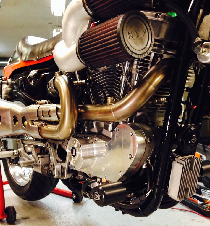 Điểm nhấn nổi bật nhất trên bản độ của Jorgen đó là thay vì động cơ V-Twin 1200 cc nguyên bản với công suất 91 mã lực, anh đã đặt nguyên cục máy XL124 của hãng S&S từ Mỹ, với dung tích "khủng" 124 inch khối - tương đương 2032 cc. Tuy nhiên chưa dừng lại ở đó, khi nhận được động cơ, Jorgen còn tiếp tục chỉnh lại nó theo ý muốn.