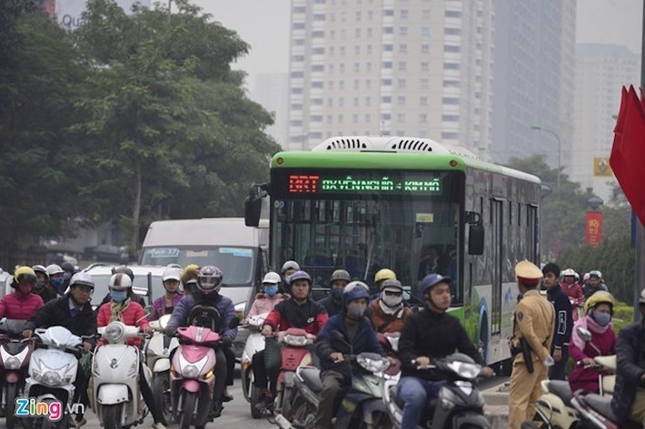 Tuyến xe buýt nhanh BRT chính thức hoạt động từ 31/12/2016. Sáng 3/1, ngày đầu đi làm trở lại của người dân thủ đô, loại hình phương tiện vận tải công cộng mới này bắt đầu bộc lộ bất cập. Cả buýt nhanh lẫn buýt thường đều bị chạy chậm bởi sự lấn át của các phương tiện giao thông khác.