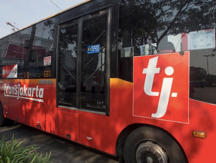 TransJakarta là hệ thống BRT đầu tiên ở Nam và Đông Nam Á. Năm 2015, tuyến xe buýt mở rộng lên đến 210 km, được coi là hệ thống buýt nhanh có đường chạy dài nhất thế giới. TransJakarta có mô hình khép kín, không chia nhánh và đáp ứng nhu cầu của 350.000 hành khách mỗi ngày.