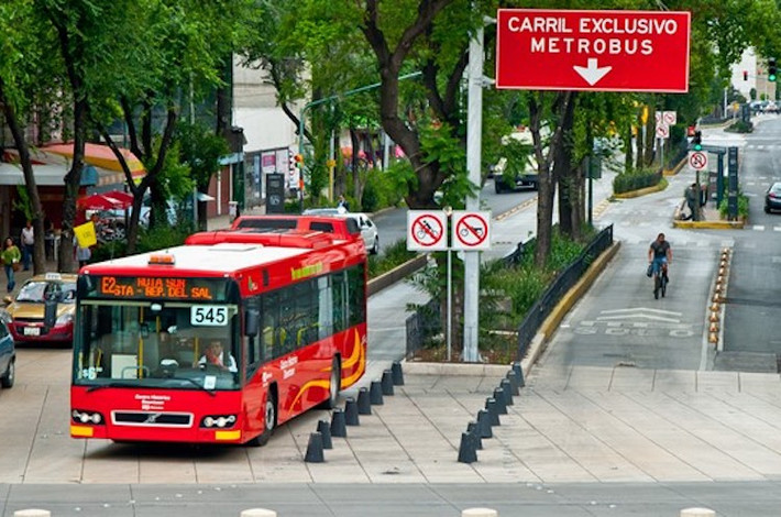 Metrobus là tên gọi xe buýt nhanh tại thành phố Mexico, Mexico, được ra mắt vào năm 2005. Hoạt động trên 5 tuyến đường xuyên suốt trong thành phố và kết nối hiệu quả với các hình thức vận tải khác, tuyến Metrobus có chiều dài 30 km với 45 điểm chờ, chạy trên làn đường riêng biệt ở đại lộ Avenida de los Insurgentes. Đây cũng là hệ thống giao thông công cộng đầu tiên tại thành phố Mexico dành cho người khuyết tật.