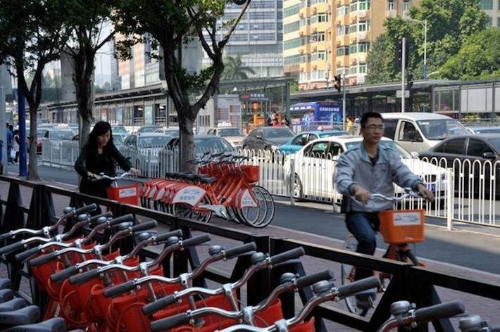 Do thành phố cấm xe máy, hành khách có thể thuê xe đạp để di chuyển giữa các điểm. 5000 chiếc xe đạp được đặt trên 113 trạm dọc tuyến. BRT Quảng Châu là hệ thống đầu tiên trên thế giới có đường hầm thẳng nối trạm xe buýt với hệ thống tàu điện ngầm. “Tổng số vốn đầu tư khoảng 103 triệu USD, bằng 1/10 chi phí cho các dự án tàu điện ngầm ở châu Á”, chính phủ Trung Quốc cho hay.