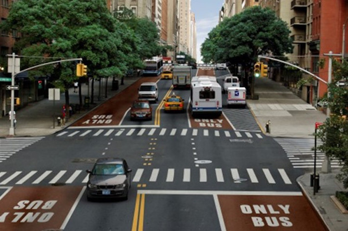 Thành phố không ngủ New York sở hữu phương tiện giao thông công cộng đa đạng, nhiều nhất nước Mỹ. Hiện, hệ thống buýt nhanh Select Bus Service (SBS) giải quyết hiệu quả nạn tắc đường và cải thiện tốc độ của phương tiện trong nội đô. Làn đường riêng dành cho SBS được gắn camera giám sát.