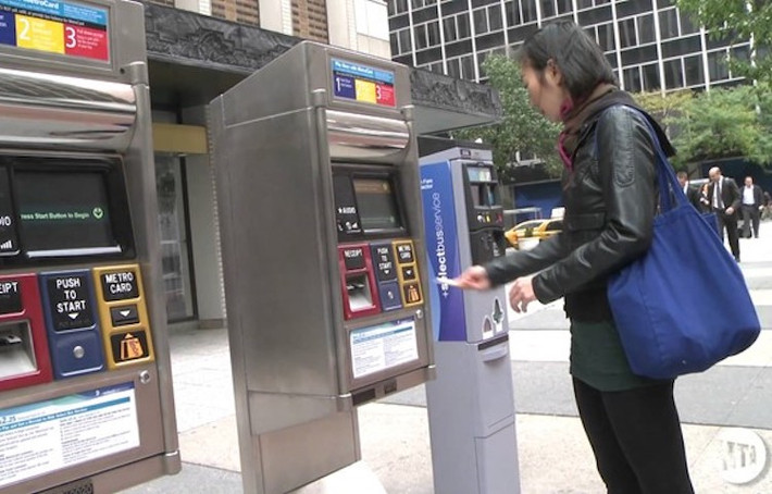 Trước khi lên xe, hành khách trả phí bằng metrocard hoặc tiền xu tại máy bán vé tự động để tiết kiệm thời gian. Tuyến buýt nhanh của New York sử dụng tín hiệu GPS. Khi xe buýt tới gần ngã tư, hệ thống tín hiệu đèn giao thông nhanh chóng chuyển sang màu xanh hoặc giữ còn xanh, giúp rút ngắn thời gian hành trình.
