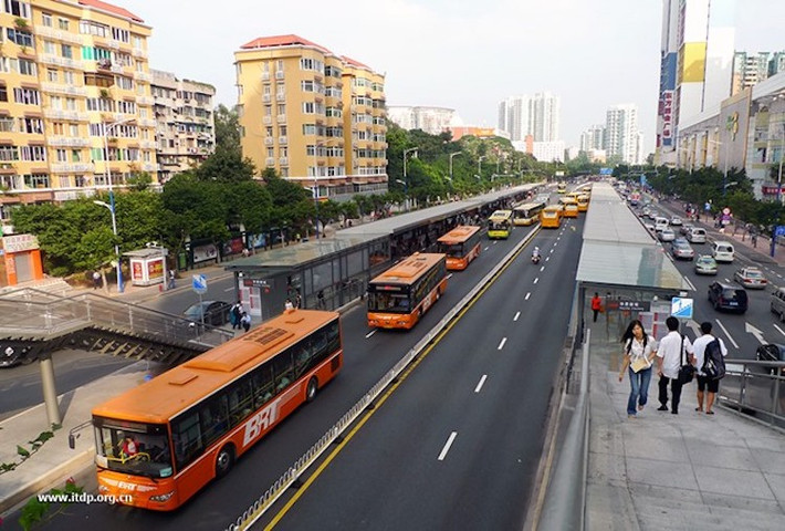 Tháng 2/2010, Quảng Châu, thành phố lớn thứ 3 ở Trung Quốc, khởi động tuyến buýt nhanh nối liền trung tâm thành phố với các khu công nghiệp lớn. Đến nay, nó được đánh giá là một trong những mô hình BRT hiệu quả, thành công nhất trên thế giới. Khoảng cách giữa các bến được bố trí phù hợp với nhu cầu của hành khách, tầm 880 m.