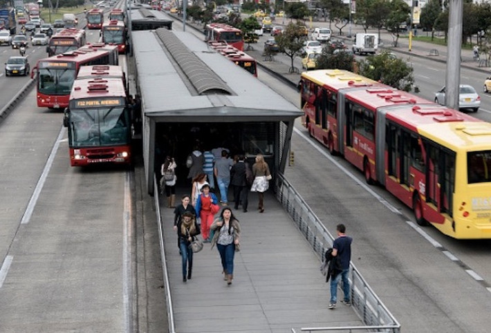 Điểm nổi bật của TransMilenio là đường dành riêng cho xe buýt kết hợp với đường dành cho xe đạp, thuận lợi cho việc đi lại của người dân. Do vậy, chính quyền thủ đô Botaga đã giúp người dân tiết kiệm được khá nhiều chi phí khi lựa chọn hệ thống giao thông công cộng.