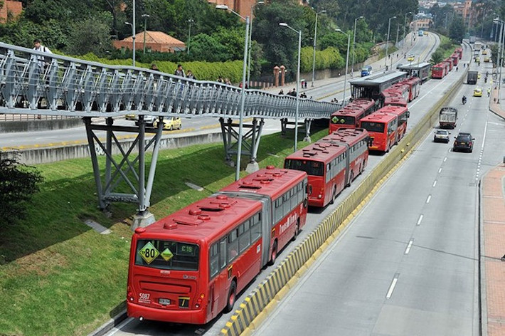 Theo đánh giá của Viện Chính sách và Phát triển Giao thông vận tải (ITDP), TransMilenio của thủ đô Bogata, Colombia là hệ thống BRT đạt tiêu chuẩn vàng trên thế giới. Tuyến đường chính gồm 4 làn, trong đó 2 làn giữa dành riêng cho xe TransMilenio. Phí đầu tư BRT thấp hơn nhiều so với hệ thống đường sắt, chỉ từ khoảng 5 triệu USD/km