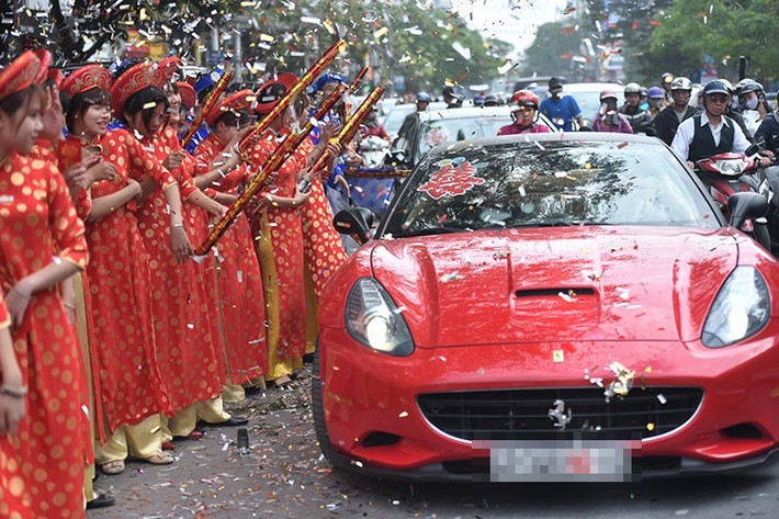 Chiếc siêu xe duy nhất xuất hiện trong đoàn là Ferrari California với tông màu dỏ tươi Rosso Corsa truyền thống của Ferrari, khá phù hợp với không khí ngày vui.