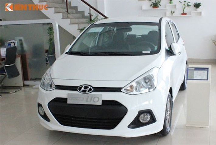 Các trang bị khác của xe gồm trang bị chìa khóa thông minh, khởi động bằng nút bấm, cửa sổ và gương chiếu hậu chỉnh điện, ABS, trợ lực tay lái... Xe sử dụng động cơ 1.0l và 1.2l , công suất tương ứng 65 và 86 mã lực với 5 phiên bản : 4 bản hatchback và 3 bản sedan. Tại Việt Nam, Grand i10 có giá khởi điểm cao hơn các đối thủ, từ 359 triệu đồng.