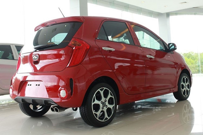 Kia Morning Si 2016 được trang bị động cơ 1.25L, 4 xi-lanh, DOHC cho công suất cực đại 86 mã lực tại vòng tua 6.000 vòng/phút và mô-men xoắn cực đại 120Nm tại vòng tua 4.000 vòng/phút. Có hai chọn lựa cho khách hàng là hộp số sàn 5 cấp và hộp số tự động 4 cấp. Các trang bị an toàn của xe gồm ABS, EBD, cảm biến lùi, 2 túi khí trước...