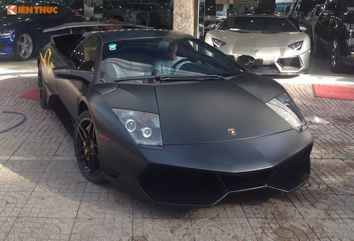 Murcielago SV đã tiếp nối truyền thống của các "đàn anh" Miura SV và Diablo SV - một phiên bản siêu xe tối thượng với nhiều cải tiến để có hiệu năng cao hơn trên cả đường đua lẫn đường phố. Khối động cơ V12 6.5l của Murcielago SV cũng đã được Lamborghini điều chỉnh lại để cho công suất 661 mã lực /660 Nm, giúp siêu xe này có thể tăng tốc từ 0-100 km.h chỉ trong 2,9 giaa và tốc độ tối đa đạ 341 km/h (336 km/h nếu có cánh đuôi).