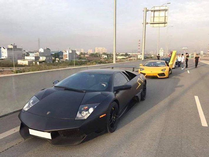 Được nhập về Việt Nam từ năm 2010, chiếc Lamborghini Murcielago SV từng thuộc sở hữu của "tay chơi siêu xe" Minh Nhựa hiện nay và sẽ mãi mãi là chiếc duy nhất tại Việt Nam được "ra biển trắng". Vào tháng 8 vừa qua, sau scandal tự tử "hụt", chiếc Murcielago SV này cùng 3 siêu xe khác đã được Minh Nhựa chào bán cho chủ mới.
