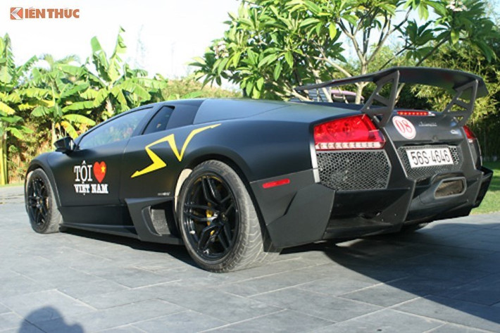 Khi còn được bán, giá Murcielago SV khởi điểm lên tới 400.000 USD. Ban đầu, Lamborghini dự định sản xuất 350 chiếc nhưng do nhà máy của hãng còn phải dành chỗ để sản xuất Aventador nên cuối cùng chỉ có 186 chiếc Murcielago SV ra đời. Vào thời điểm năm 2010, Minh Nhựa đã phải bỏ ra số tiền lên tới khoảng 1,3 triệu USD để sở hữu chiếc xe. Theo nhiều nguồn tin, chiếc xe đã được Minh Nhựa bán với giá 22 tỷ đồng.