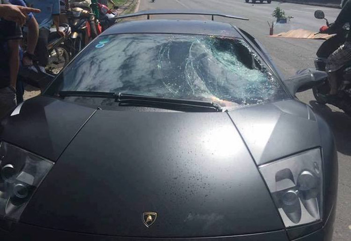 Từ những hình ảnh tại hiện trường, có thể thấy chiếc siêu xe Lamborghini có kính chắn gió trước bị nát vụn ở góc trên bên trái, tuy nhiên kết cấu của chiếc xe hoàn toàn không bị ảnh hưởng. Trên nắp ca-pô trước của chiếc xe còn có các tia máu bắn ra, trong khi người tử nạn nằm cách chiếc xe khoảng 3m.
