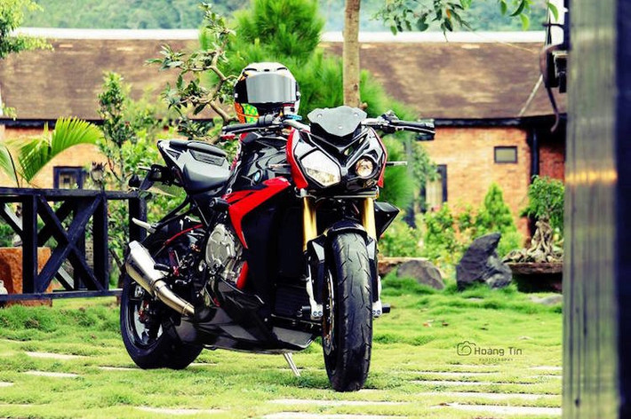 Trong giới chơi môtô tại Việt Nam, mẫu môtô BMW S1000R không có được độ phủ sóng rộng như Kawasaki Z1000, nhưng nó là một chiếc xe naked-bike khiến người chơi phải "nể" mỗi khi nhắc đến.