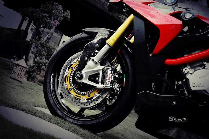 Bộ phuộc Ohlins USD không có thay đổi so với S1000R nguyên bản. Tuy nhiên hệ thống phanh của xe đã được nâng cấp toàn diện với cặp heo Brembo GP4-RX Nickel và cặp đĩa phanh Brembo. Trên bình xăng là nắp nhôm CNC Rizoma được sản xuất tại Ý, kèm theo một số chi tiết ốp sợi carbon.