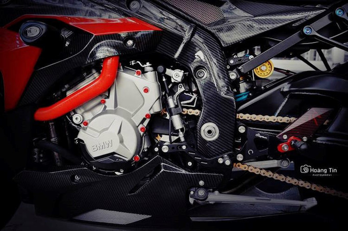 Bộ khung của chiếc xe cũng được phủ vân carbon để tạo sự "đồng điệu" với một số chi tiết thực sự làm bằng loại vật liệu này trên xe. Khối động cơ 4 xi-lanh của S1000R được giữ nguyên, nhưng được trang trí full bộ ốc kiểng màu đỏ nổi bật cùng nắp nhớt Rizoma.