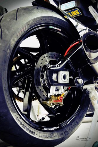 Phía sau là heo phanh Brembo Billet gắn ngược bằng pat nhôm CNC, cùng với pat tăng sên sau này được nâng cấp lên hàng LighTech. Hệ thống xả của xe đã được chủ nhân thay bằng pô Akrapovic.