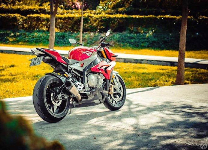Do đã thoả mãn với hiệu năng của siêu naked-bike S1000R đem lại nên chủ của chiếc xe trong bài viết này đã nâng cấp "con cưng" của mình bằng các phụ kiện "hàng hiệu" để khiến chiếc xe hoàn hảo hơn.