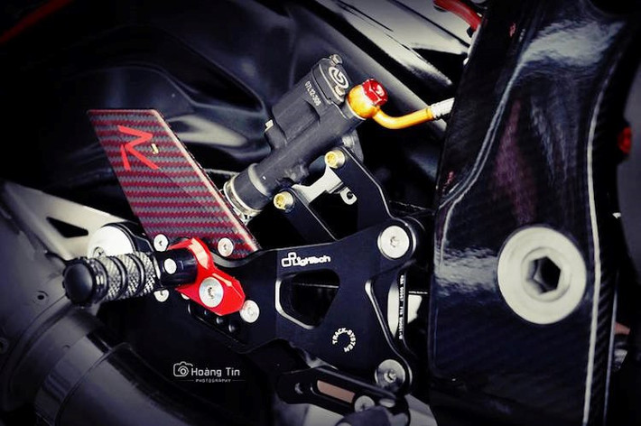 Phuộc sau xe được thay bằng phuộc của hãng Nitron. Pen đạp Brembo phía sau được gắn vào cụm số gảy LighTech siêu nhẹ.