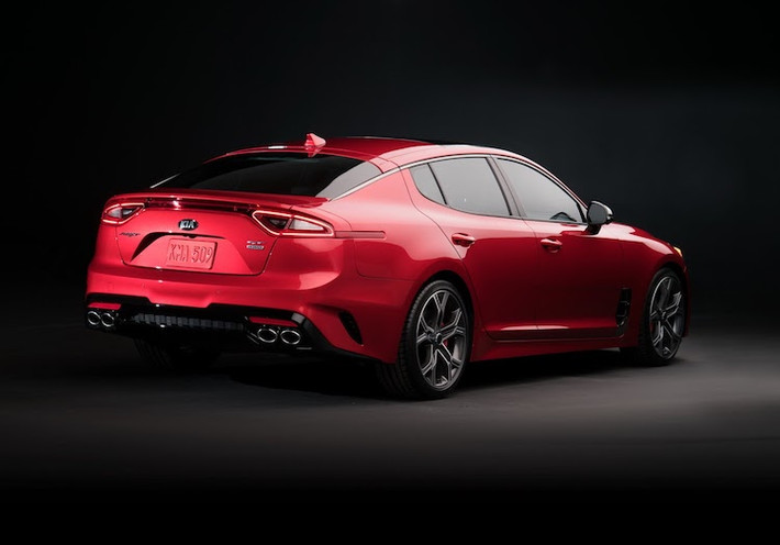 Khi so sánh trực tiếp với đối thủ BMW 4 Series Coupe cùng mọi mẫu xe cùng phân khúc như Audi A5 Sportback, Infiniti Q50... trục cơ sở của xe lớn hơn hẳn với chiều dài lên tới 2,9 m, đem tới cho Stinger GT vẻ ngoài năng động. Thậm chí trục cơ sở của xe còn dài hơn cả Lexus GS lẫn Mercedes CLS - những mẫu sedan/coupe 4 cửa ở phân khúc trên.