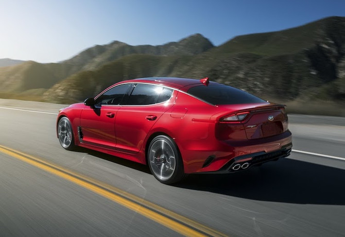 Phiên bản cao cấp nhất của xe có khả năng tăng tốc từ 0-100 km/h trong 5,1 giây và tốc độ tối đa đạt 269 km/h. Stinger GT cũng là chiếc Kia đầu tiên được trang bị hệ thống treo chủ động có khả năng điều chỉnh điện tử với tên gọi Dynamic Stability Damping Control. Cùng với tay lái trợ lực điện tử, người lái có thể điều chỉnh giữa 5 chế độ lái khác nhau của xe.