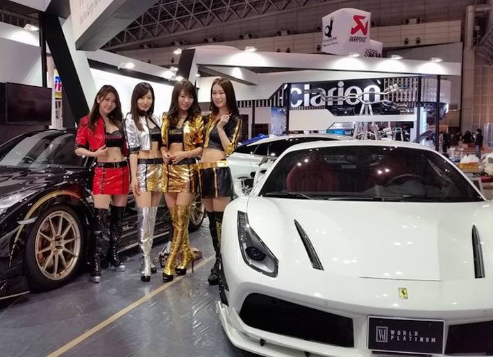 Tại triển lãm Tokyo Auto Salon 2017, hãng độ Rowen tới từ Nhật đã công bố gói bodykit mới nhất dành cho siêu xe Ferrari 488 GTB. Chỉ bổ sung cho chiếc xe một số chi tiết khí động học nhỏ, gói độ dành cho Ferrari 488 GTB Rowen là điểm nhấn đặc biệt giữa một "rừng" xe độ widebody ở triển lãm.