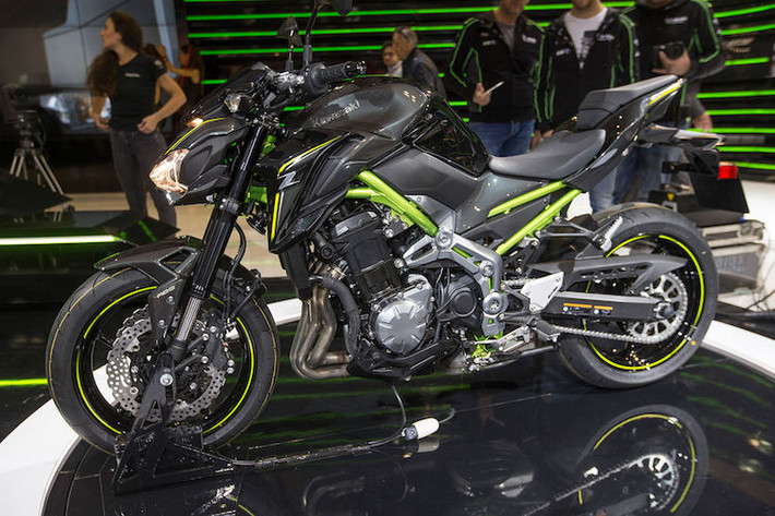 Chỉ vừa ra mắt chính thức trên Thế giới tại triển lãm EICMA 2016, vào ngày 18/1/2017 tới, lễ ra mắt Kawasaki Z900 sẽ được tổ chức Sài Gòn. Hiện tại, Kawasaki Việt Nam đã công bố giá bán của xe là 288 triệu đồng và bắt đầu nhận đặt hàng.