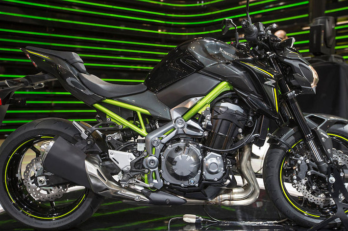 Không chỉ có khung mới, Z900 còn sở hữu động cơ 4 xi-lanh thẳng hàng DOHC, phun nhiên liệu điện tử được lấy từ Z1000 nhưng có dung tích giảm xuống chỉ còn 948 cc, cùng với trục khuỷu trọng lượng nhẹ và tỉ số truyền ở các cấp số từ 1 tới 5 ngắn hơn.