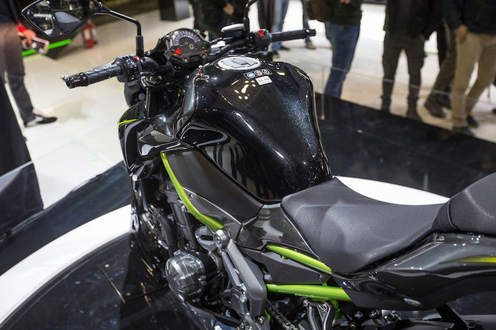 Z900 có bảng đồng hồ mới hình cánh cổng vòm với đồng hồ báo tua có các vạch đèn sáng chỉ báo và một màn hình lớn ở phần trung tâm. So với bảng đồng hồ cũ hoàn toàn điện tử và đầy góc cạnh của Z800, thiết kế mới này kém hấp dẫn hơn.