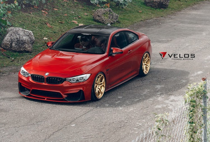 M4 chia sẻ chung động cơ 3.0l 6 xi-lanh thẳng hàng tăng áp kép với công nghệ TwinPower Turbo với M3, đem tới công suất tối đa lên tới 431 mã lực và mô-men xoắn cực đại 550 Nm. Xe mất mất 4,3 giây để đạt 0-100 km/h và tốc độ tối đa bị giới hạn ở 250 km/h.