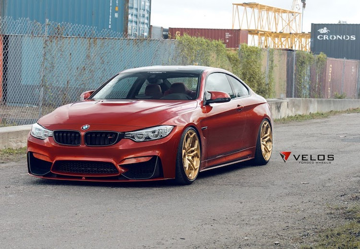 Thuộc thế hệ M4 đầu tiên với tên mã F82, trên thực tế mẫu xe BMW M4 chính là M3 Coupe trước đây. So với các dòng 4 Series bình thường, M4 có thể dễ dàng nhận ra ngay từ cái nhìn đầu tiên nhờ có phần cản trước với các lỗ hút gió kích thước lớn hơn.