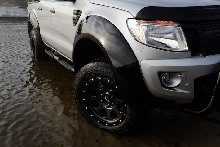 Tuy nhiên, "dàn chân" của Ranger đã được hãng Mr Car Design độ lại khá triệt để với mâm 18 x 9 inch chuyên dùng cho offroad, kết hợp với 4 quả lốp gai 285/60. Hệ thống treo của chiếc xe cũng được hãng độ lại với hành trình lớn hơn 20 mm.