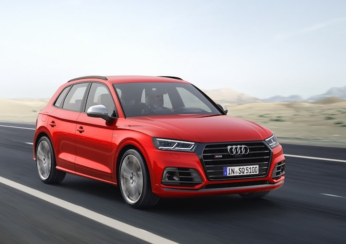 Không chỉ có hệ động lực mạnh mẽ hơn, Audi còn chú ý tới cảm giác lái của SQ5 mới khi trang bị cho xe hệ thống treo khí thể thao với khả năng điều chỉnh qua hệ thống lái Audi Drive Select, cùng với tay lái mới nhạy hơn.