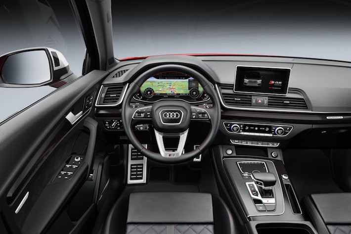 Ở bên trong nội thất, Audi SQ5 khác biệt với các phiên bản thường nhờ vô-lăng thể thao, các pedal bằng nhôm và ghế ngồi bọc da/alcantara chần chỉ đẹp mắt hơn. Bảng táp-lô của xe thiết kế hiện đại và tối giản theo phong cách như Audi TT. Nằm thẳng đứng trên bảng táp-lô là hệ thống thông tin giải trí 8,3 inch điều khiển qua touchpad. Bảng đồng hồ kỹ thuật số Virtual Cockpit cũng nằm trong danh sách tùy chọn của chiếc xe.
