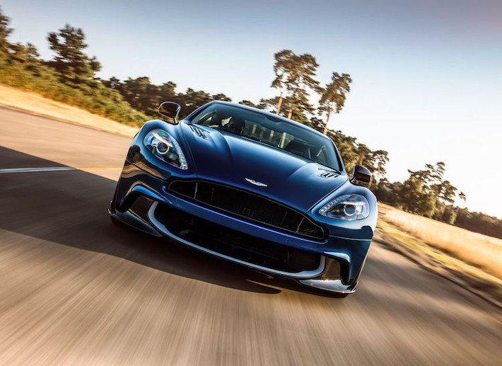 Kể từ chiếc DB11 trở đi, các dòng xe Aston Martin sẽ được trang bị động cơ V12 5.2l tăng áp kép hoàn toàn mới với sự hợp tác thiết kế cùng Mercedes-AMG. Chính vì vậy, các phiên bản Vanquish S với máy V12 6.0l gần 600 mã lực nhiều khả năng sẽ là những chiếc Aston Martin mới cuối cùng được trang bị động cơ nạp khí tự nhiên.