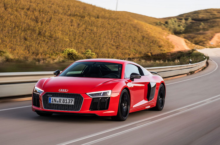 Có rất nhiều điểm chung với Huracan, siêu xe R8 của Audi cũng đang sử dụng động cơ V10 5.2l nạp khí tự nhiên, với công suất tối đa 601 mã lực trên bản cao cấp nhất R8 V10 Plus. Tuy nhiên, dòng xe này hứa hẹn cũng sẽ có thêm phiên bản V8 tăng áp trong tương lai gần.