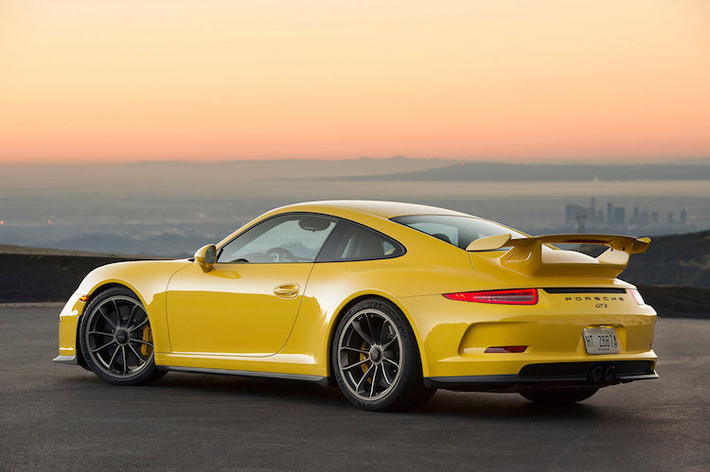 Với đợt nâng cấp lớn giữa vòng đời vừa được Porsche thực hiện cho thế hệ 991 của dòng siêu xe 911, toàn bộ các phiên bản của xe đều đã được trang bị động cơ tăng áp, trừ các phiên bản 911 GT3. Trên phiên bản GT3 thường, động cơ 6 xi-lanh nằm ngang nạp khí tự nhiên của xe có công suất 469 mã lực và nâng lên thành 500 mã lực với bản GT3 RS.