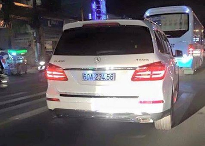 Một chiếc SUV cỡ lớn GL450 nhà Mercedes với biển số tiến 234.56.