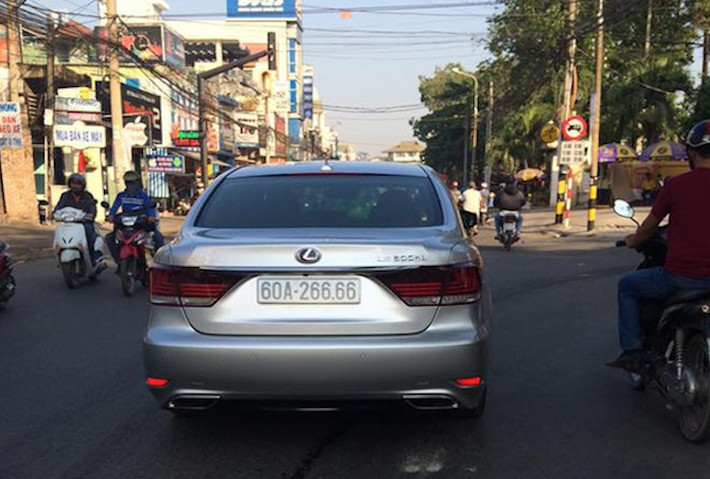 Xế sang cao cấp nhất tới từ Nhật là Lexus LS600hL của một đại gia Đồng Nai càng đẳng cấp hơn nhờ biển tứ quý 6, mang ý nghĩa "4 lần phát tài"
