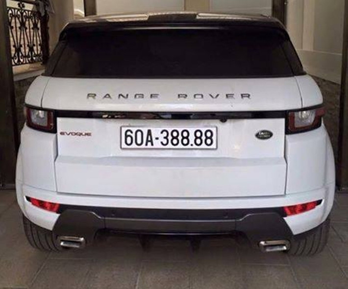 Mẫu crossover Anh Quốc Range Rover Evoque với biển tứ quý 8 kèm sối 3 "tài" ở đầu.