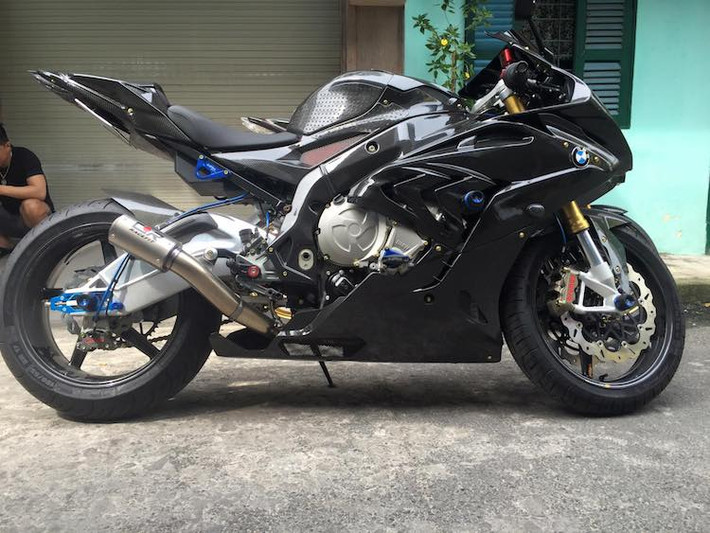 Chiếc BMW S1000RR của một người chơi xe tại miền Nam đã trở nên cực "khủng" với mâm cùng dàn vỏ bằng sợi carbon, bên cạnh hàng loạt các phụ tùng nâng cấp từ các hãng có tên tuổi.
