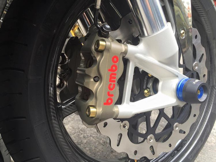 Chiếc S1000RR này đã được chủ nhân độ lại khá "mạnh tay" bằng cách sử dụng những phụ tùng "hàng tuyển". Vốn đã có phanh Brembo từ khi rời nhà máy BMW, nhưng S1000RR đã được chủ xe thay heo Brembo monoblock cùng cặp đĩa Galfer thế hệ mới và dây dầu Spieger để nâng cấp hệ thống phanh trước.
