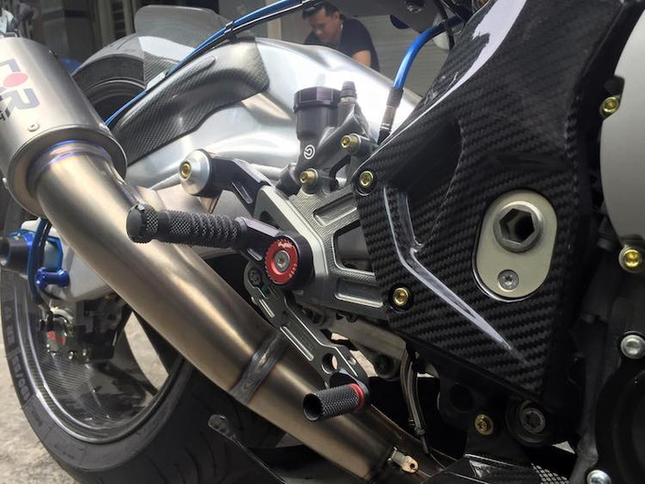 Khối động cơ 999 cc 4 xi-lanh của S1000RR được giữ nguyên bản, chỉ thay hệ thống xả với cổ pô Akrapovic full titan và lon pô Racefit. Dàn gác chân CNC của Gilles Racing và pen đạp Brembo Billet thay thế cho các phụ tùng nguyên bản của xe.