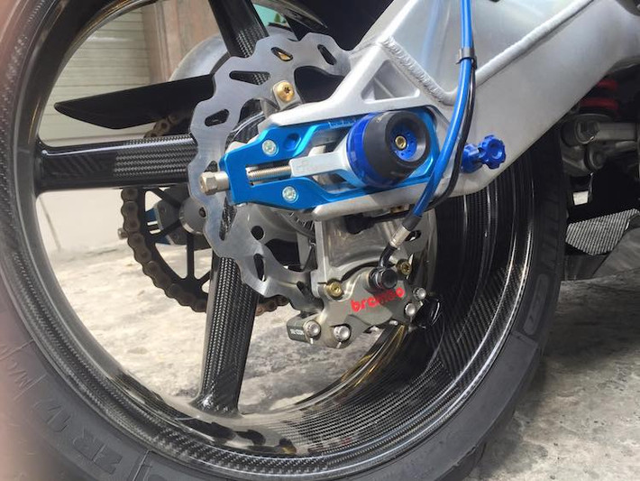 Ở phía sau, chiếc xe cũng được trang bị đĩa Galfer cùng heo Brembo Racing và mâm BST Carbon. Ngoài ra, chủ xe còn lắp pad tăng sên nhôm CNC của Lightech cùng full bộ chống đổ trục trước/sau và thân xe từ BMW S1000RR HP4 cho chiếc xe.