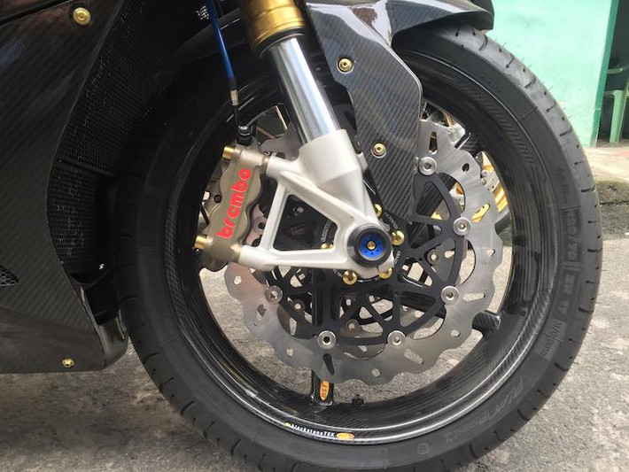 Một chi tiết cực "khủng" trên chiếc S1000RR này đó là cặp mâm nguyên bản của xe đã được thay bằng mâm BST Carbon siêu nhẹ với thiết kế 5 cánh xoắn thể thao, đi kèm đó là lốp Michelin Pilot Road 4 cho độ bám đường tốt ở nhiều điều kiện đường khác nhau.