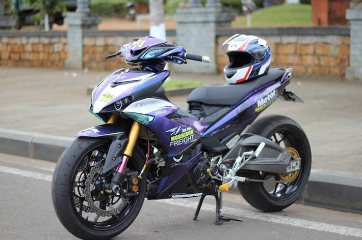 So với phiên bản 135 trước đây, mẫu xe côn tay Yamaha Exciter 150 đã "lột xác" hoàn toàn với kiểu dáng đầy chất thể thao và sắc sảo, lấy cảm hứng từ các mẫu xe phân khối lớn. Chính vì vậy, trào lưu độ "dàn chân" khủng từ các dòng xe phân khối lớn khác nhau đã bắt đầu bùng nổ từ thế hệ Exciter này.