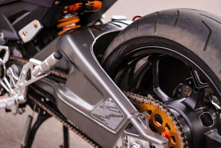 Giống như phía trước, bánh sau cũng được trang bị mâm bản cực rộng từ Kawasaki ZX-10R, với lốp sau kích thước 190/55/17 của Bridgestone. Ngoài ra, chiếc xe còn có phuộc Ohlins, và bộ nhông đĩa tải CNC.