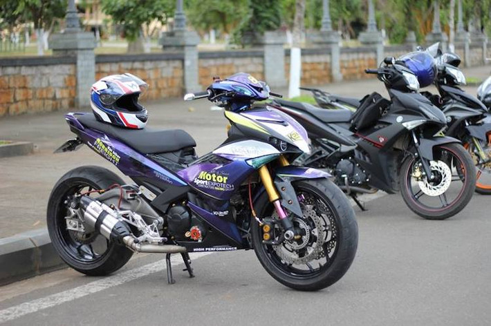Yêu thích một chiếc Exciter với "dàn chân khủng", một biker 9X tại Gia Lai đã đầu tư mạnh để độ lại hoàn toàn chiếc Exciter 150, không chỉ có cặp bánh lớn mà còn sở hữu một loạt các phụ tùng "hàng hiệu" đầy hấp dẫn.