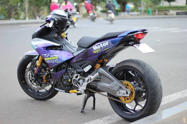 Với "dàn chân" khủng cùng một loạt những đồ chơi hàng hiệu, chiếc Yamaha Exciter 150 của một biker tại Gia Lai đã có ngoại hình cực "hầm hố" giống một mẫu xe PKL thực thụ. Được biết chi phí hoàn thành bản độ này lên tới hơn 100 triệu đồng.